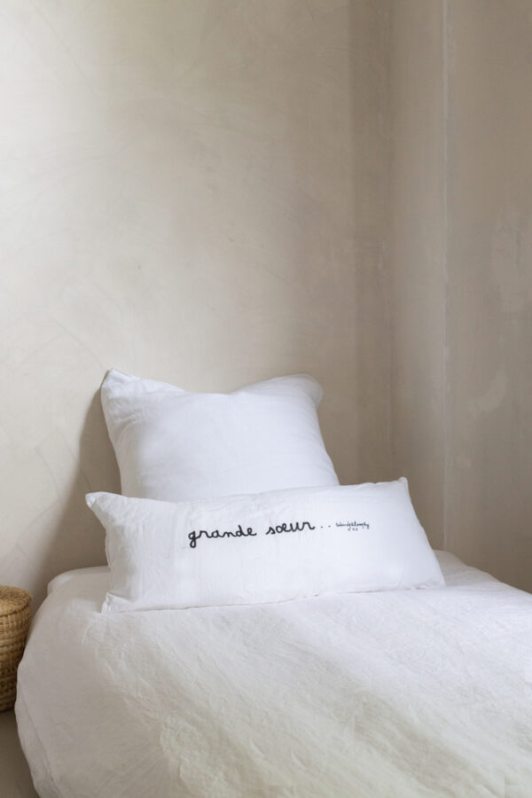 SMOOTHIE OLDER SISTER - Blanc – Silkscreen Cushion – 30x70cm (Cushioning Included)
