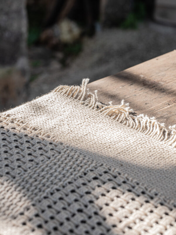 CRACKLE – Noir – Crochet Mini Tablecloth – 100x100cm