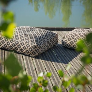 AMB - coussin outdoor flat raphia - RAPHIA - plan à travers feuillage bord d'eau - PE24