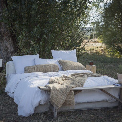 Coussin GWENN et GISELE et plaid GARANCE, coloris miel-SOLAR