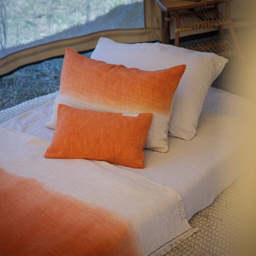 Coussin TAICHI ET TALC, plaid TANDEM coloris mandarine