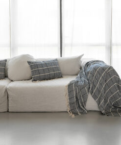 Canapé en lin 4 places - Modèle SLOW FAMILY, coloris Craie Coussin et plaid du thème MADRAGUE
