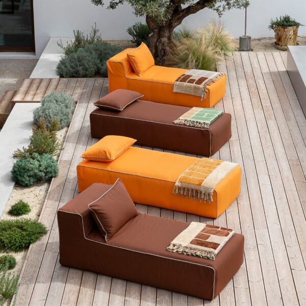 Banquette d'extérieur 1 place CHILL coloris chocolate et Pop, avec drap de bain coloré Pinede catégorie OUTDOOR, un coussin inclus