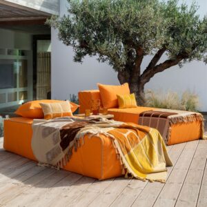 Banquette d'extérieur 1 place DAYBED et CHILL, coloris Pop, catégorie OUTDOOR, un coussin inclus, avec drap de bain PINEDE MANGO