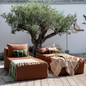 Banquette d'extérieur 1 place DAYBED coloris chocolate et , avec drap de bain coloré Pinede catégorie OUTDOOR, un coussin inclus