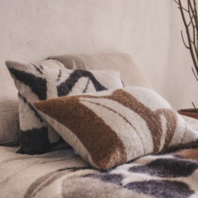 plaids en laine à motif fleurie 138x220, MADONNE, coloris Cacao, coussin en laine à motif fleuri, MIMO, coloris Cacao et Camel, thème fleur de laine sur lit avec housse de couette DOLLAR, taie d'oreiller DONA et DOLBY, coloris naturel, en lin et coton - zoom coussin