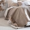 Zoom plaid frangé en laine d'agneau et polyamide, 140x220cm, PERLA, coloris MARMOTTE, thème MARMOTTE, avec coussin PAOLINA, coloris MARMOTTE, thème MARMOTTE, sur linge de lit en lin et coton composé d'une housse de couette DOLLAR, taie d'oreiller DOLBY 50x70 et DONA 65x65 coloris naturel