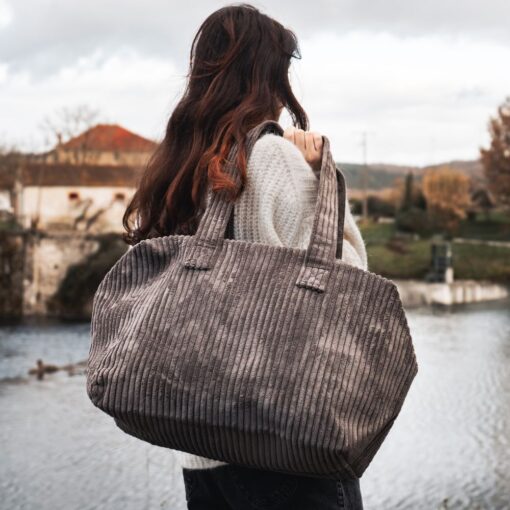 Sac VOYAGE en velours côtelé est un sac de week-end de coloris Cacao