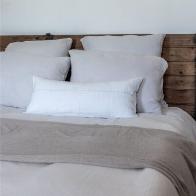 Alternative view of Coussin en lin avec broderie faite-main
