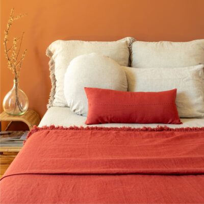 Alternative view of Coussin en lin avec broderie faite-main