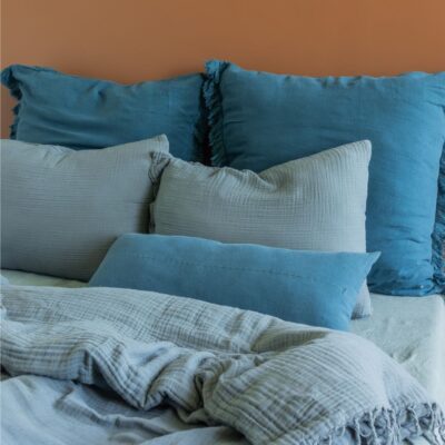 Alternative view of Coussin en lin avec broderie faite-main