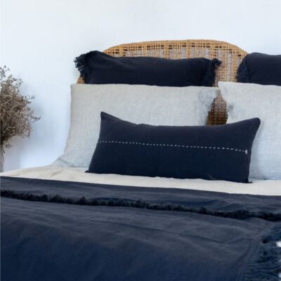 Alternative view of Coussin en lin avec broderie faite-main