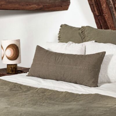 Alternative view of Coussin en lin avec broderie faite-main