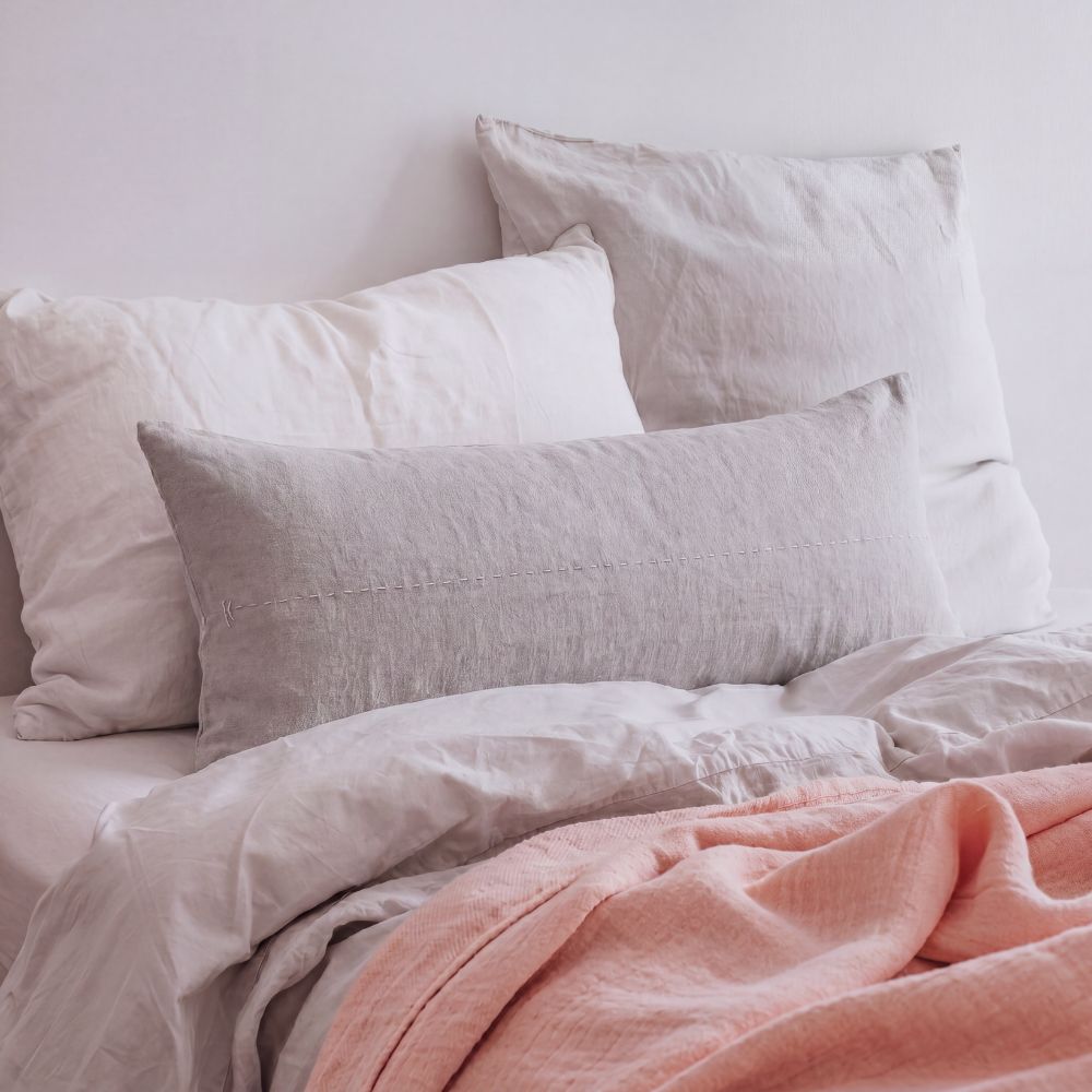 Coussin en lin avec broderie faite-main 2 Coussin en lin avec broderie artisanale SMOOTHIEB Plume