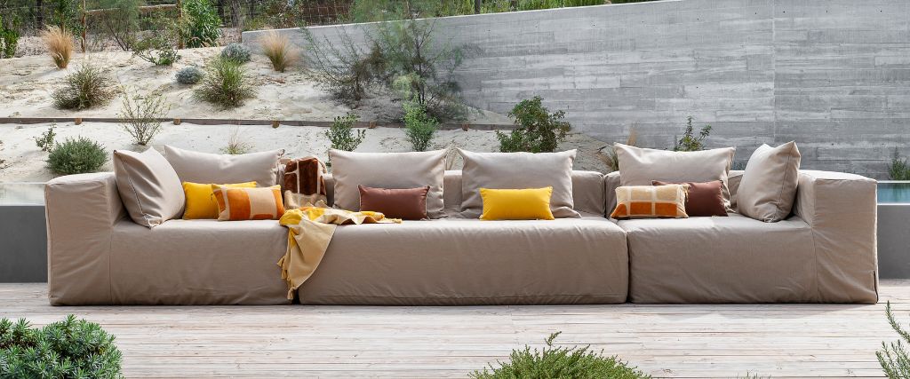 Canapés OUTDOOR modulables, COIN, GEEK coloris PANAMA et SABLE coussin et plaid thème BAIN de SOLEIL