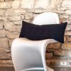 Coussin en lin 30x70, modèle uni, SMOOTHIE, brut- coloris Aqua sur une chaise blanche