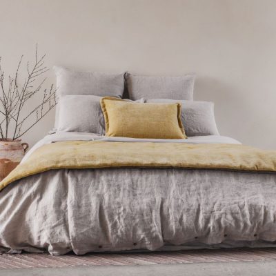 coussin en velours ZORRO 40x60 et édredon/boutis en velours ZELI coloris Macadamia/Noisette, face Macadamia thème Refuge and flowers sur linge de lit en lin et coton coloris Naturel, housse de couette dollar, taie d'oreiller Dona et Dolby