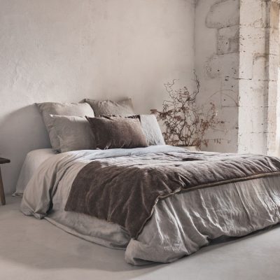 coussin en velours ZORRO 40x60 et édredon/boutis en velours ZELI coloris Macadamia/Noisette, face Noisette thème Refuge and flowers sur linge de lit en lin et coton coloris Naturel, housse de couette dollar, taie d'oreiller Dona et Dolby