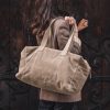 Sac week-end en cuir, à longues anses, porté par une femme, TRIP, coloris Greige, thème Velvet Leather, zoom sac