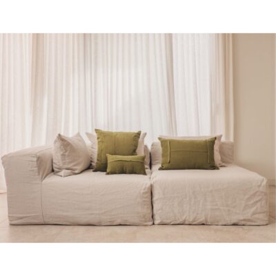 Coussins en lin HECTOR 40x60cm, HORACE 50x50cm, HYPOLITE 25x40cm, coloris STEPPE, thème HANDMADE, sur canapé en lin coloris Naturel, ligne SLOW, module d'angle COIN et chauffeuse SOLO