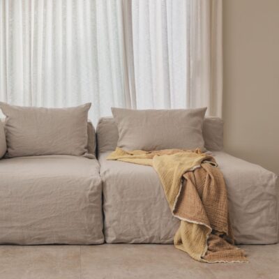 Plaid en triple gaze de coton et finition frangée, Portovecchio, coloris Sunrise, thème Fresh, sur canapé en lin coloris Chalk et rideau en coton flammé TamTam, coloris Écru