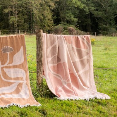 Fouta ou serviette de place en coton avec motifs fleuris, TEXAS, coloris Lombok et Lambar, thème FOUTA, zoom sur coloris Lombok