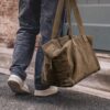 sac week-end en cuir TRIP coloris Taupe thème Velvet-Leather, porté main homme, zoom sac