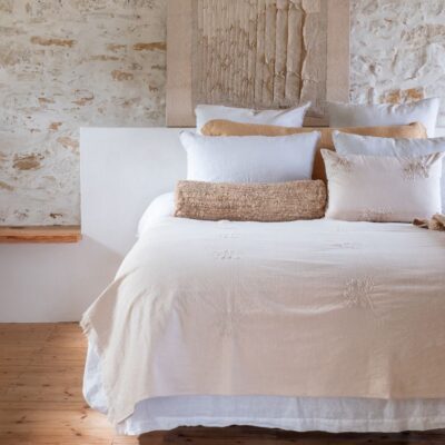 Coussin DOMINGO et plaid DONATO en coton DOMINGO, coloris Natural, thème Douce Hacienda, avec coussin en lin 55x110cm Crush, coloris Honey thème FARM LIFE, coussin GISELE et plaid GARANCE en soie coloris miel thème Soie/Solar sur un lit