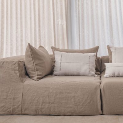 Coussins en lin HECTOR 40x60cm, HORACE 50x50cm, HYPOLITE 25x40cm, coloris CHALK, thème HANDMADE, sur canapé en lin coloris Naturel, ligne SLOW, module d'angle COIN et chauffeuse SOLO