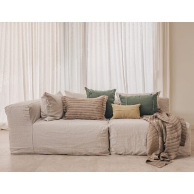 Coussins en lin HECTOR 40x60cm, HORACE 50x50cm, HYPOLITE 25x40cm, coloris KAKI et SAVANE, thème HANDMADE, avec coussin en lin MAMA 40x60cm et plaid MAYDAY, coloris Isatys, thème BELLAGIO, sur canapé en lin coloris Chalk, ligne SLOW, module d'angle COIN et chauffeuse SOLO