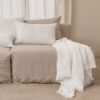 Coussins en lin HECTOR 40x60cm, HORACE 50x50cm, HYPOLITE 25x40cm, coloris WHITE, thème HANDMADE, avec coussin CROSS et plaid COMEBACK en lin, coloris Snowy, thème FARM LIFE, sur canapé en lin coloris Naturel, ligne SLOW, module d'angle COIN et chauffeuse SOLO