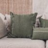 Coussins en lin HECTOR 40x60cm, HORACE 50x50cm, HYPOLITE 25x40cm, coloris KAKI, thème HANDMADE, tapis BOHEMIAN âme philo en tenture murale, sur canapé en lin coloris Naturel, ligne SLOW, module d'angle COIN
