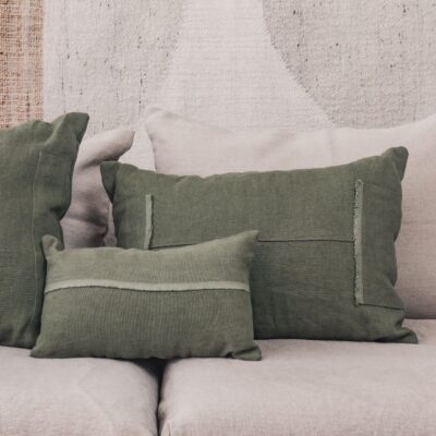 Coussins en lin HECTOR 40x60cm, HORACE 50x50cm, HYPOLITE 25x40cm, coloris KAKI, thème HANDMADE, tapis BOHEMIAN âme philo en tenture murale, sur canapé en lin coloris Naturel, ligne SLOW, module d'angle COIN