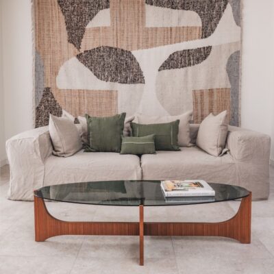 Coussins en lin HECTOR 40x60cm, HORACE 50x50cm, HYPOLITE 25x40cm, coloris KAKI, thème HANDMADE, tapis BOHEMIAN âme philo en tenture murale, sur canapé en lin coloris Naturel, ligne SLOW, module d'angle COIN