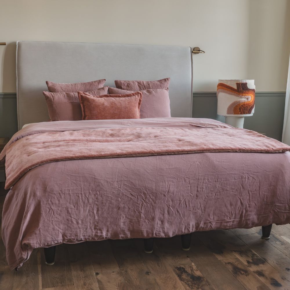 Coussin en velours bi-face 40x60 cm 3 Coussin ZORRO et boutis ZELIA sur linge de lit en lin Rosebud