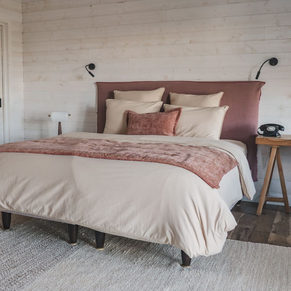 Coussin en velours bi-face 40x60 cm 4 Coussin ZORRO et boutis ZELIA sur linge de lit en lin Coton