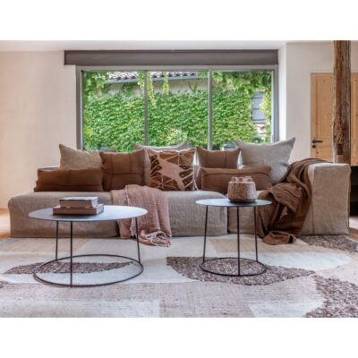 Coussins en coton et lin NIRVANA 30x70cm et NAXOS 50x50cm, et plaid NATTE 140X200CM, coloris Café, thème Couleurs Locales sur canapé en lin GROSSE TRAME, composition COIN et SOLO de la ligne URBAN et avec coussin en coton à motifs fleuris TAARI, coloris Pink, thème Art et, tapis BOHEMIAN âme philo