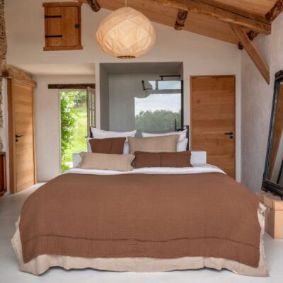 Coussins en coton et lin NIRVANA 30x70cm et NAXOS 50x50cm, et plaid NATTE 140X200CM, coloris Café, thème Couleurs Locales avec coussins en lin COMICS 30x60cm, COPPER 50x70cm et plaid COMEBAKC, coloris Sable, thème FARM LIFE sur linge de lit en lin et coton plume