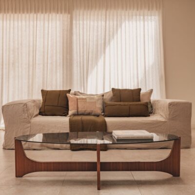 Plaid en coton et lin NATTE et coussins en coton et lin NAXOS 50x50cm et NIRVANA 30x70cm, coloris Café, du thème COULEURS LOCALES sur canapé d'angle en lin URBAN COIN coloris CHALK et rideau en coton flammé TAMTAM coloris Écru, thème INDY