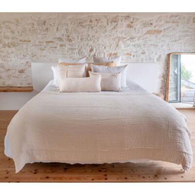 Coussins en coton et lin NIRVANA 30x70cm et NAXOS 50x50cm, et plaid NATTE 140X200CM, coloris Crème, thème Couleurs Locales avec coussin en coton flammé DOMINGO, coloris Natural, thème Douce Hacienda et coussin en lin CRUSH 55x110cm, coloris Honey, thème FARM LIFE sur linge de lit DOLLAR, DONA, DOLBY BLANC