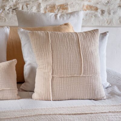 Coussins en coton et lin NIRVANA 30x70cm et NAXOS 50x50cm, et plaid NATTE 140X200CM, coloris Crème, thème Couleurs Locales avec coussin en lin CRUSH 55x110cm, coloris Honey, thème FARM LIFE sur linge de lit DOLLAR, DONA, DOLBY BLANC