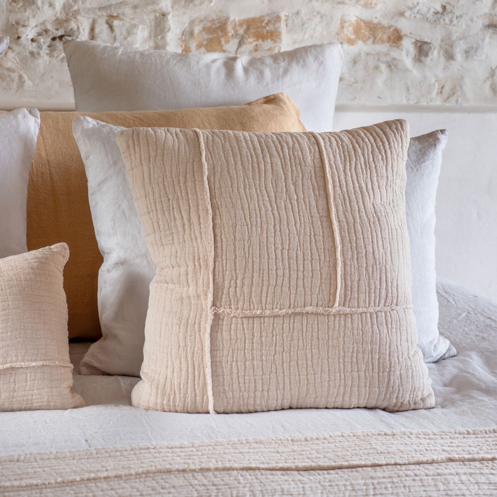 Coussin en coton et lin 50x50 cm 2 Coussins en coton et lin NIRVANA 30x70cm et NAXOS 50x50cm, et plaid NATTE 140X200CM, coloris Crème, thème Couleurs Locales avec coussin en lin CRUSH 55x110cm, coloris Honey, thème FARM LIFE sur linge de lit DOLLAR, DONA, DOLBY BLANC