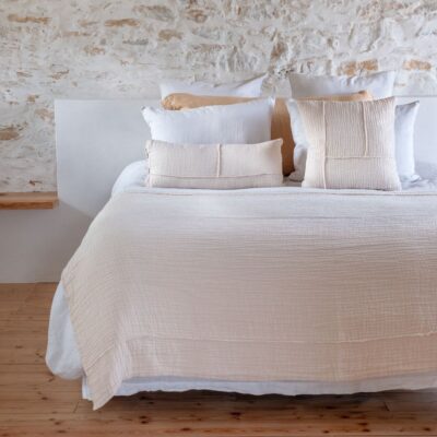 Coussins en coton et lin NIRVANA 30x70cm et NAXOS 50x50cm, et plaid NATTE 140X200CM, coloris Crème, thème Couleurs Locales avec coussin en lin CRUSH 55x110cm, coloris Honey, thème FARM LIFE sur linge de lit DOLLAR, DONA, DOLBY BLANC