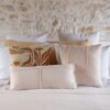 Coussins en coton et lin NIRVANA 30x70cm et NAXOS 50x50cm, et plaid NATTE 140X200CM, coloris Crème, thème Couleurs Locales avec coussins en coton à motifs fleuris TAARI, coloris Beige, coussin en lin CRUSH 55x110cm, coloris Honey, thème FARM LIFE sur linge de lit en lin et coton plume