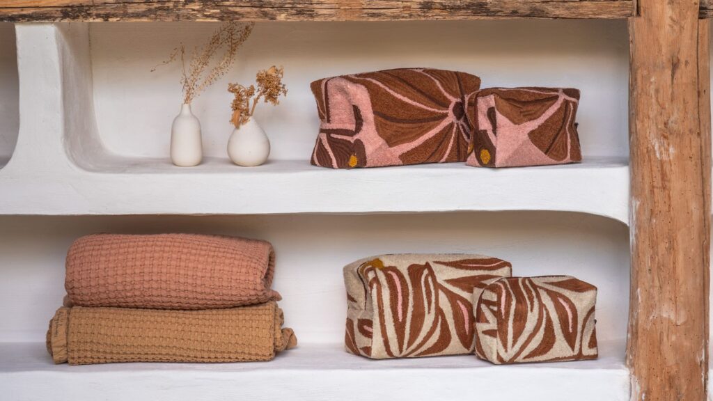 Bannière page d'accueil avec trousses de toilettes Clark, coloris Beige et Pink, thème Art et, serviettes de bains en coton biologique Mireille, thème Nid d'Abeille
