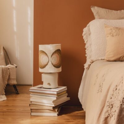 Lampe Green Soda en coton tufté sur pied en céramique TERRAM1 âme philo - Ambiance avec linge de lit Bed and Philosophy