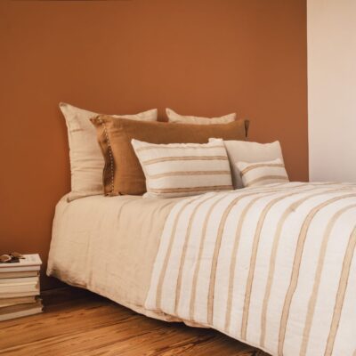 Housse de couette en lin et coton DOLLAR, et taie d'oreiller 65x65cm DONA, coloris SAFARI, coussin en lin 55x110cm CRUSH, coloris ALEZAN, thème FARM LIFE, coussin à rayures en lin PAPAYE et PAPYRUS, et boutis PATCHOULI, coloris Pêche, thème LILY OF THE VALLEY