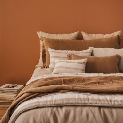 Housse de couette en lin et coton DOLLAR, et taie d'oreiller 65x65cm DONA, coloris SAFARI, coussin en lin 55x110cm CRUSH et 30x60cm COMICS, plaid COMEBACK, coloris ALEZAN, thème FARM LIFE, coussin à rayures en lin PAPAYE et PAPYRUS, et boutis PATCHOULI, coloris Pêche, thème LILY OF THE VALLEY