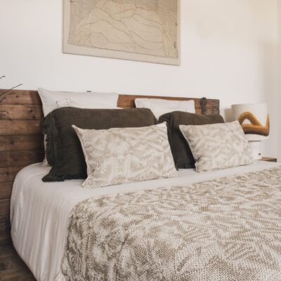 Coussins en coton alvéolé FADO et FARMER, coloris BRONZE, thème WILD, coussins à motifs VESUVE et plaid VISA coloris HAVANE, thème MATIERES PRIMAIRES, housse de couette en satin de coton CHIC, et taie d'oreiller 65x65cm coloris Plume, lampe PHENIX, âme philo