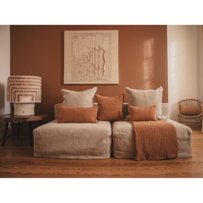 Canapé deux places en lin Grosse Trame, modules chauffeuse SOLO, ligne SLOW, coussins en coton crochet TRIBU, TIERRA, TOTEM et plaid TOBAGO, coloris SIENNA, thème TIERRA DEL SOL, lampe VERTIGO en coton tufté avec pied en céramique TERRAM1 âme philo